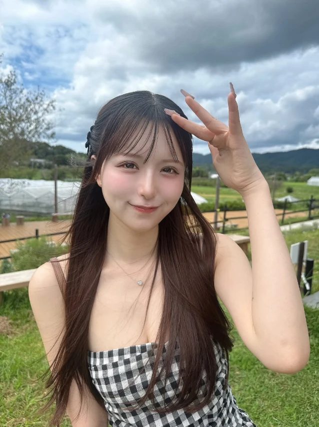Chỉ đi chơi công viên, hot girl xinh đẹp bất ngờ bị chỉ trích nặng nề, tranh cãi tột độ chỉ vì trang phục