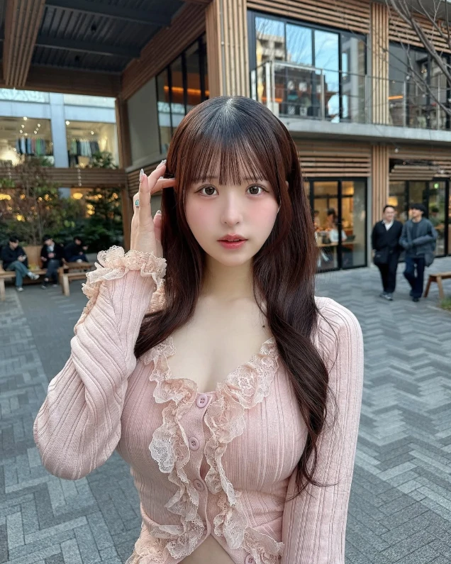 Chỉ đi chơi công viên, hot girl xinh đẹp bất ngờ bị chỉ trích nặng nề, tranh cãi tột độ chỉ vì trang phục
