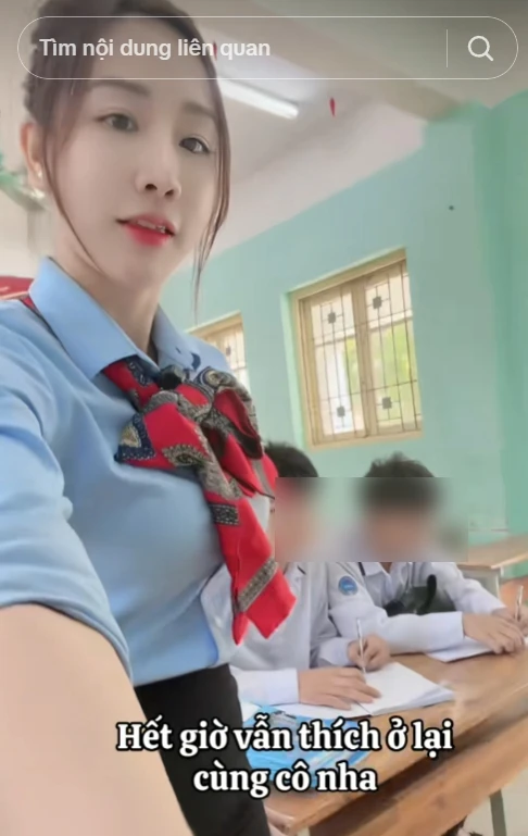 Cô giáo Duyên trò chuyện gần gũi cùng học sinh sau giờ học Cô giáo Duyên trò chuyện gần gũi cùng học sinh sau giờ học