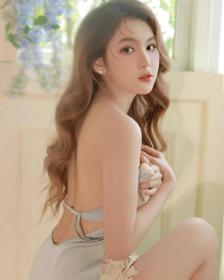 Cô giáo hot girl Trần Nam Trân từng xuất hiện bên Lộc Fuho ngày càng nóng bỏng