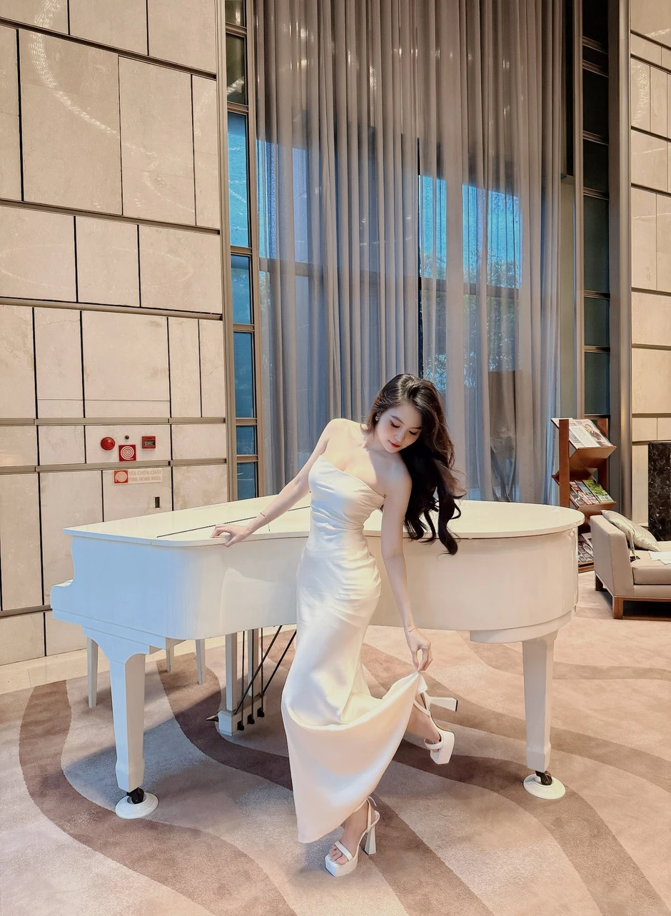 Cô giáo hot girl Trần Nam Trân từng xuất hiện bên Lộc Fuho ngày càng nóng bỏng