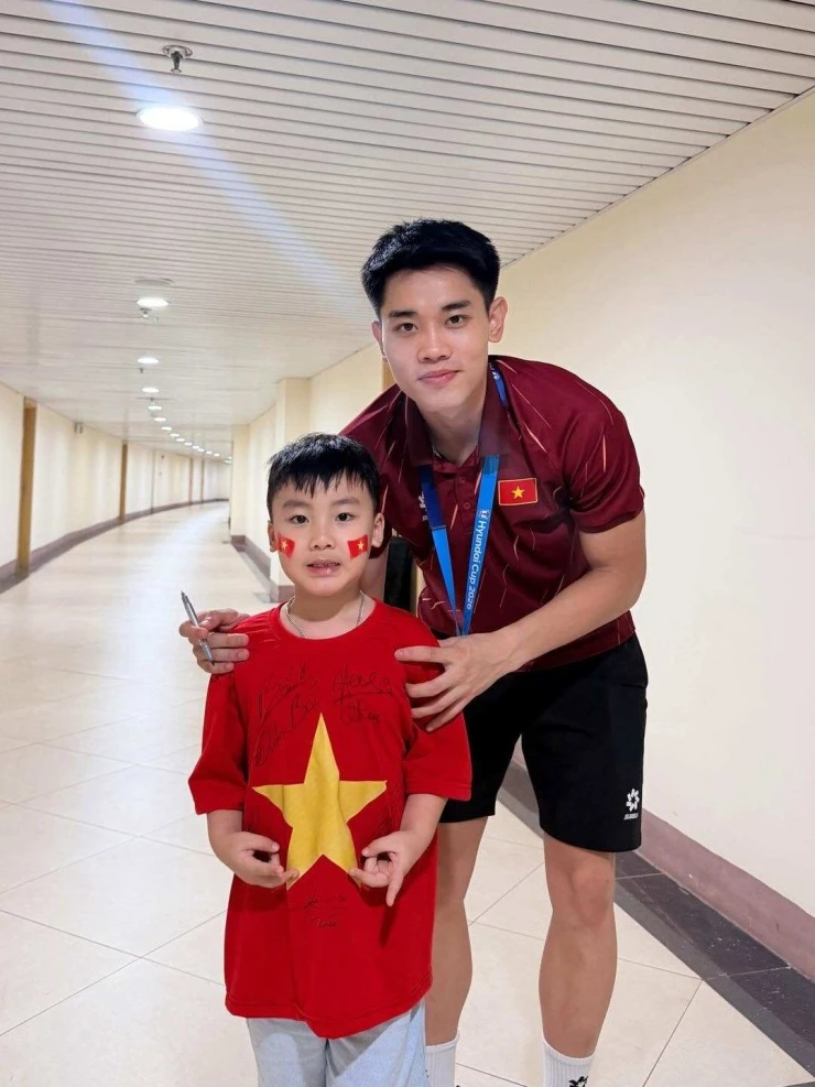 Con trai Hòa Minzy chờ đến nửa đêm để gặp Đình Bắc