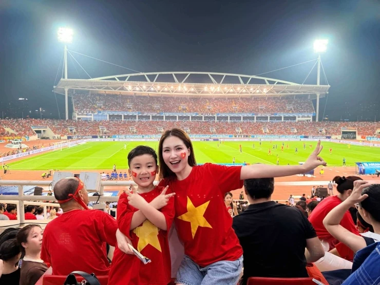 Con trai Hòa Minzy chờ đến nửa đêm để gặp Đình Bắc