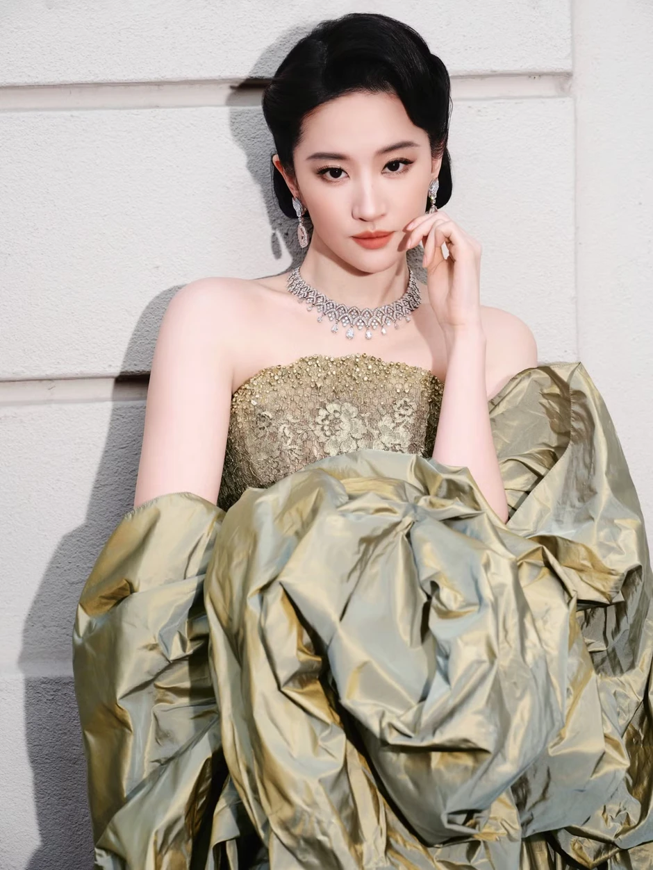 Cuộc đấu giữa Địch Lệ Nhiệt Ba và Lưu Diệc Phi Cuộc đấu giữa Địch Lệ Nhiệt Ba và Lưu Diệc Phi