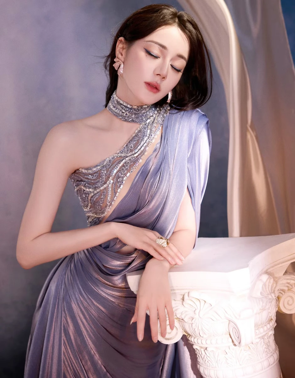 Cuộc đấu giữa Địch Lệ Nhiệt Ba và Lưu Diệc Phi Cuộc đấu giữa Địch Lệ Nhiệt Ba và Lưu Diệc Phi