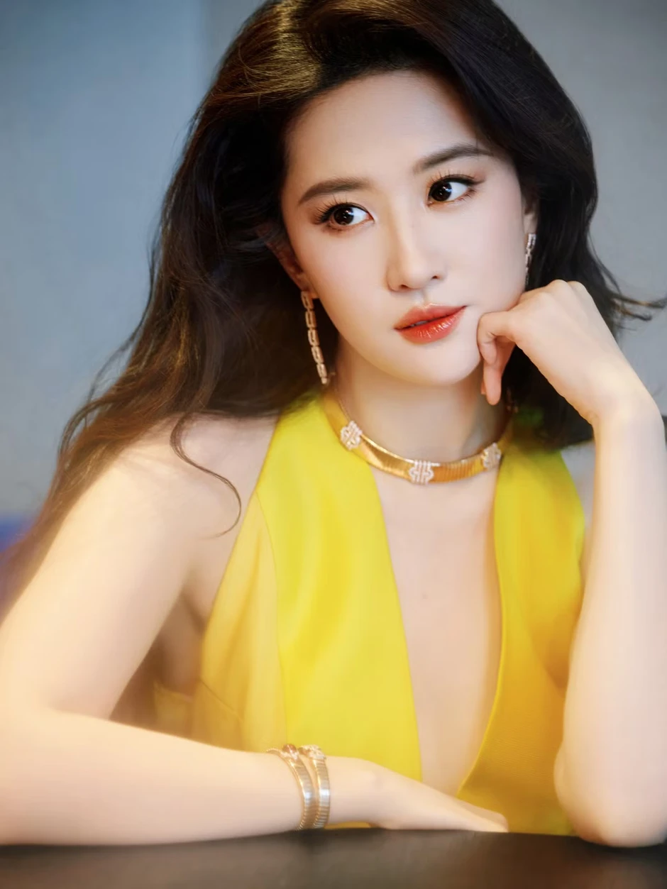Cuộc đấu giữa Địch Lệ Nhiệt Ba và Lưu Diệc Phi Cuộc đấu giữa Địch Lệ Nhiệt Ba và Lưu Diệc Phi