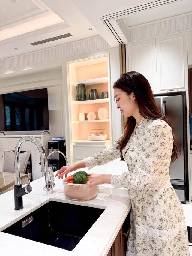 Cuộc sống ở riêng của Đỗ Mỹ Linh và chồng Chủ tịch CLB bóng đá Cuộc sống ở riêng của Đỗ Mỹ Linh và chồng Chủ tịch CLB bóng đá