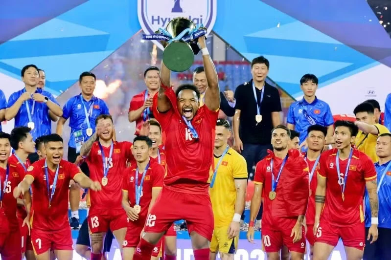 Dàn cầu thủ tuyển Việt Nam hôn vợ, khoe cúp gây bão mạng