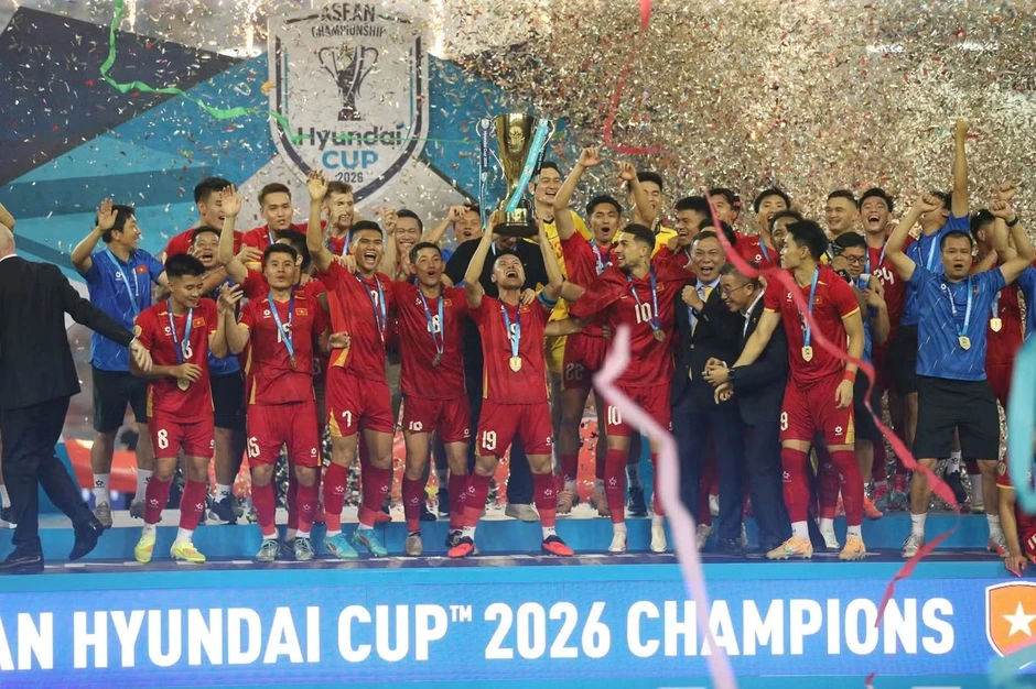 Dàn cầu thủ tuyển Việt Nam hôn vợ, khoe cúp gây bão mạng