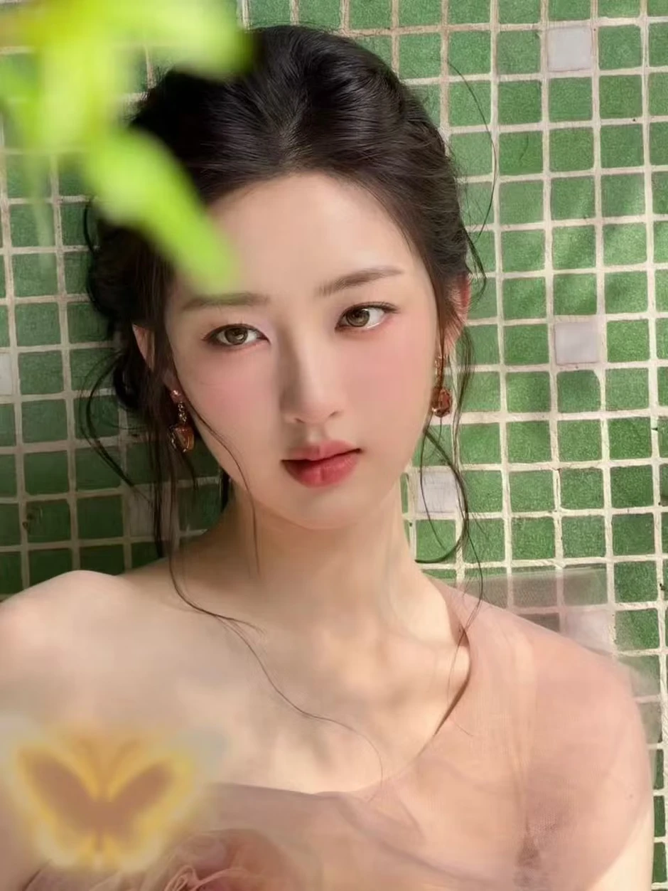 Dàn mỹ nữ đang đe dọa Địch Lệ Nhiệt Ba