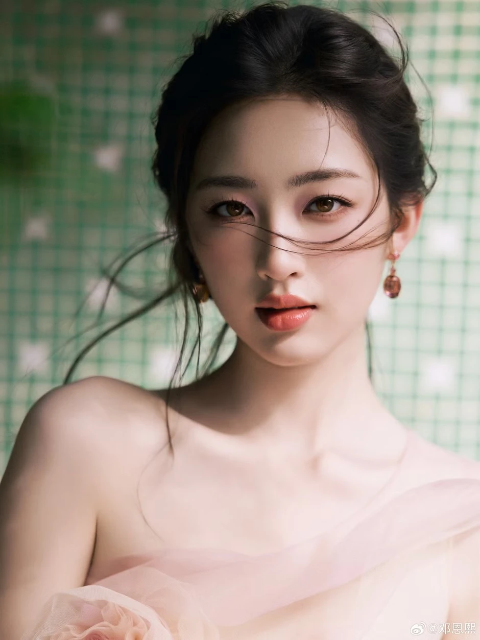 Dàn mỹ nữ đang đe dọa Địch Lệ Nhiệt Ba