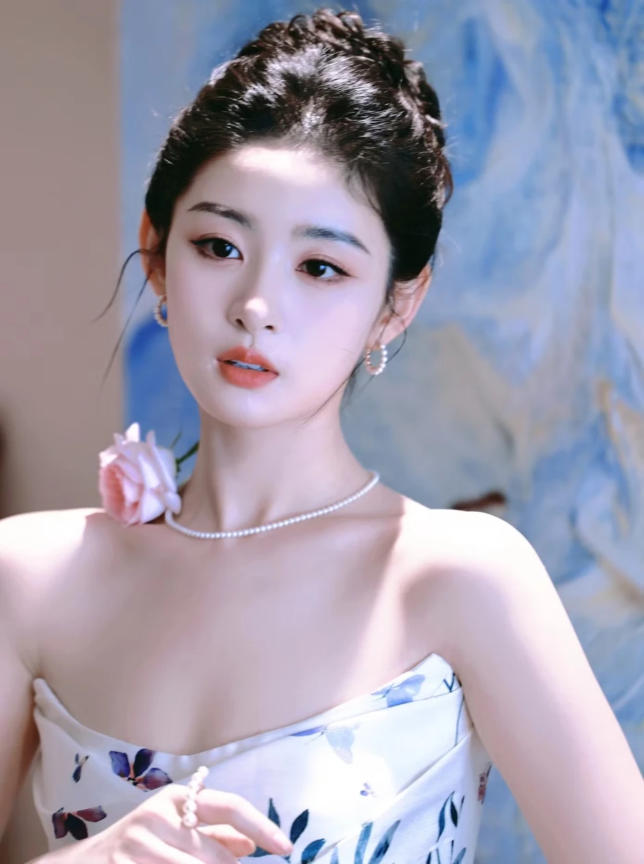 Dàn mỹ nữ đang đe dọa Địch Lệ Nhiệt Ba