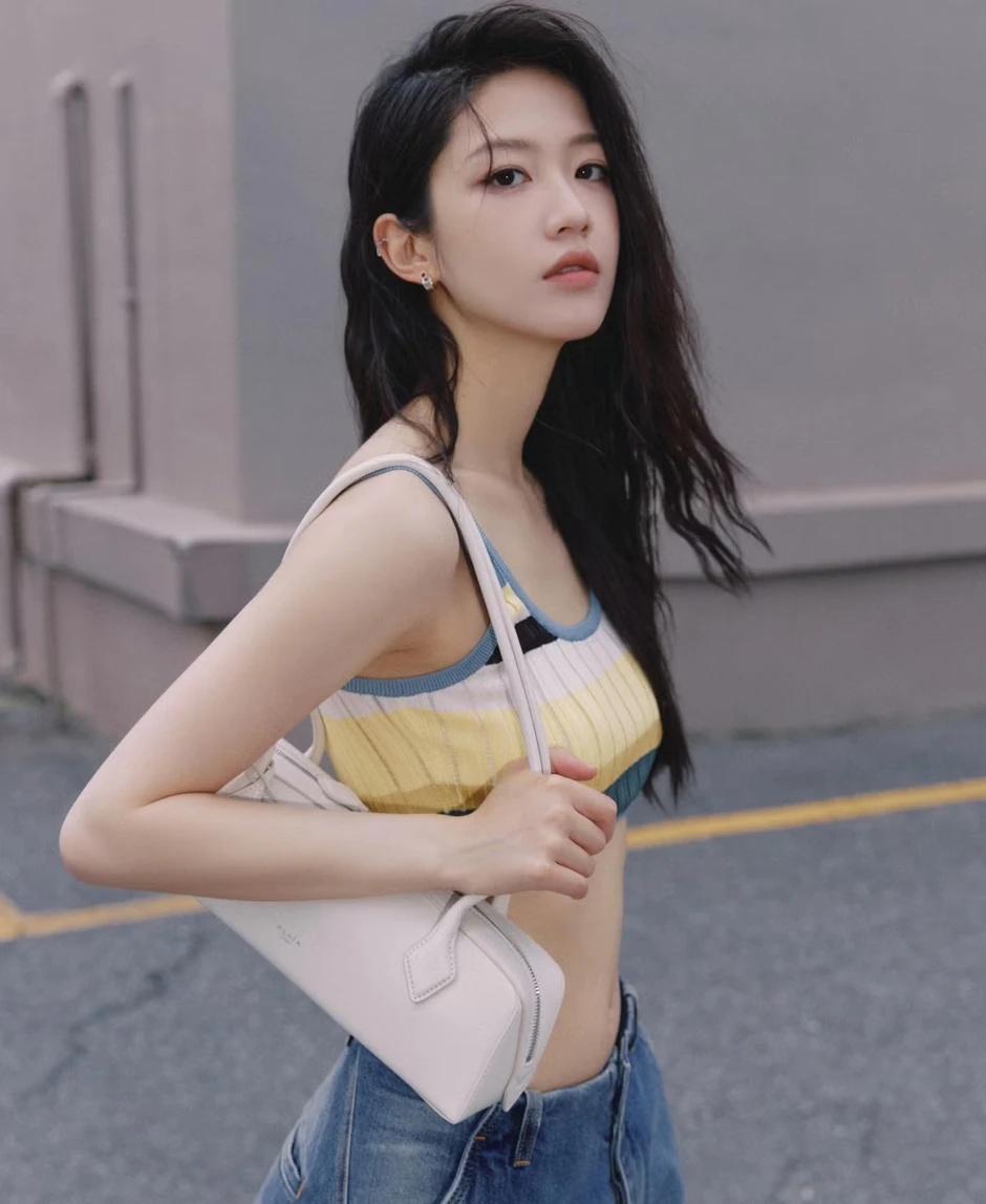Dàn mỹ nữ đang đe dọa Địch Lệ Nhiệt Ba