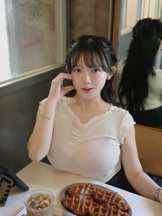 Hot girl Nhật Bản Jun Amaki gây sốc khi kết hôn sau khi rời làng người mẫu