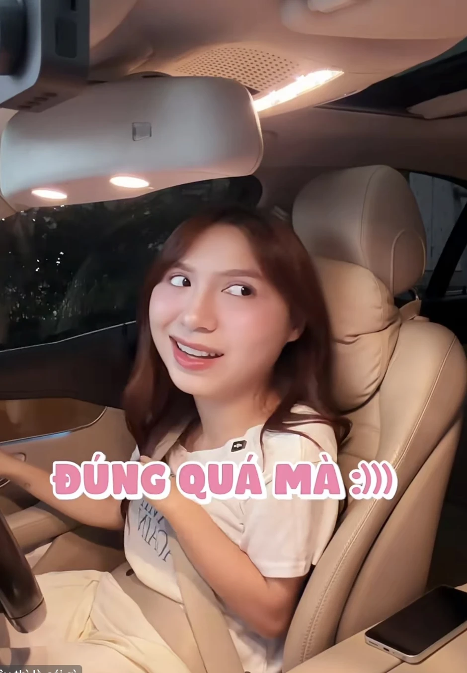 Đặng Thu Hà chung khung hình với hot girl phỏng vấn dạo, “bóc trần” xế hộp 1,7 tỷ
