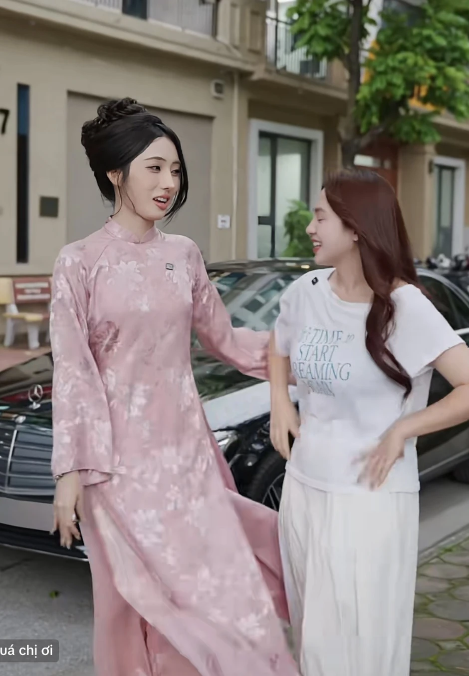 Đặng Thu Hà chung khung hình với hot girl phỏng vấn dạo, “bóc trần” xế hộp 1,7 tỷ