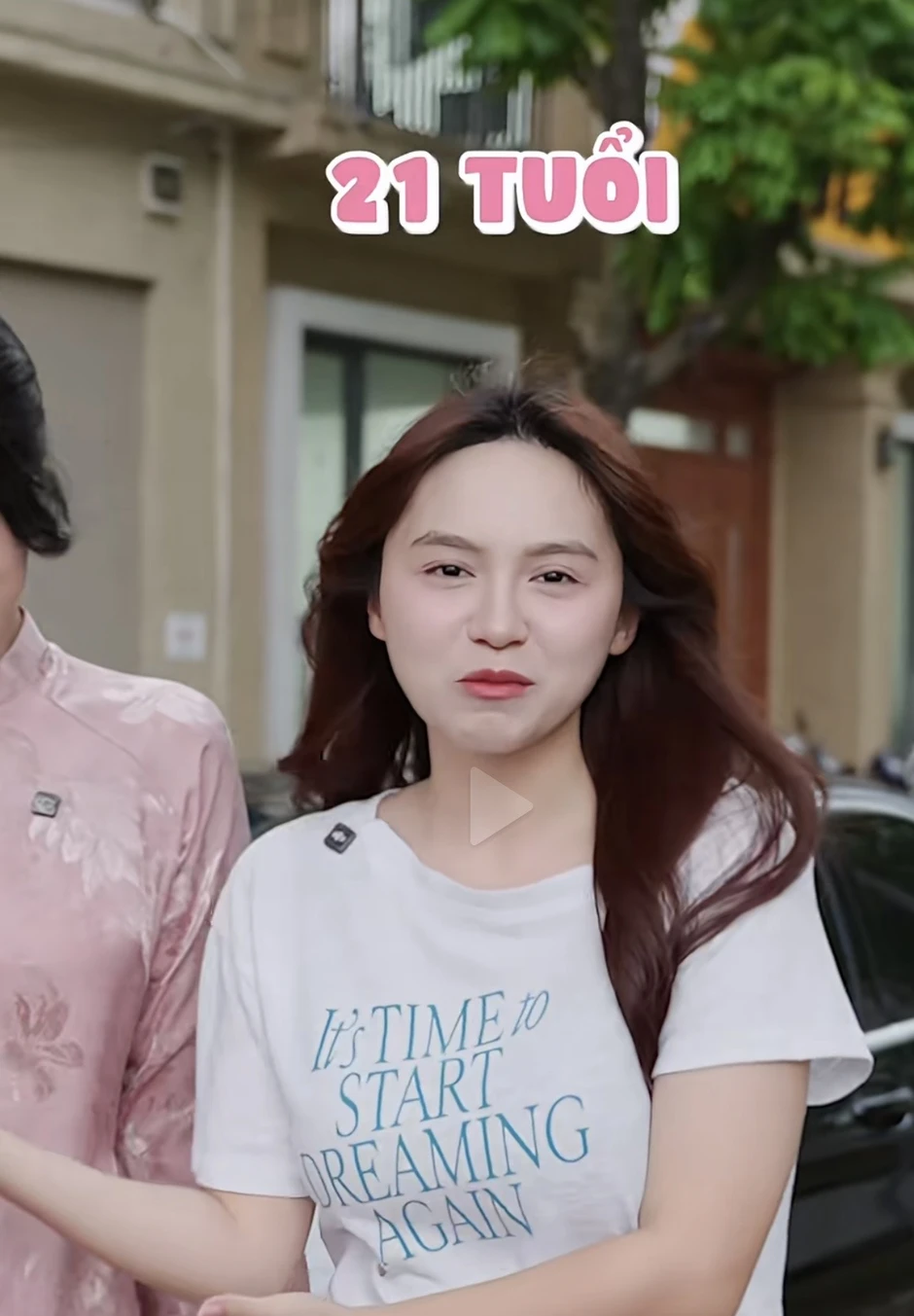 Đặng Thu Hà chung khung hình với hot girl phỏng vấn dạo, “bóc trần” xế hộp 1,7 tỷ