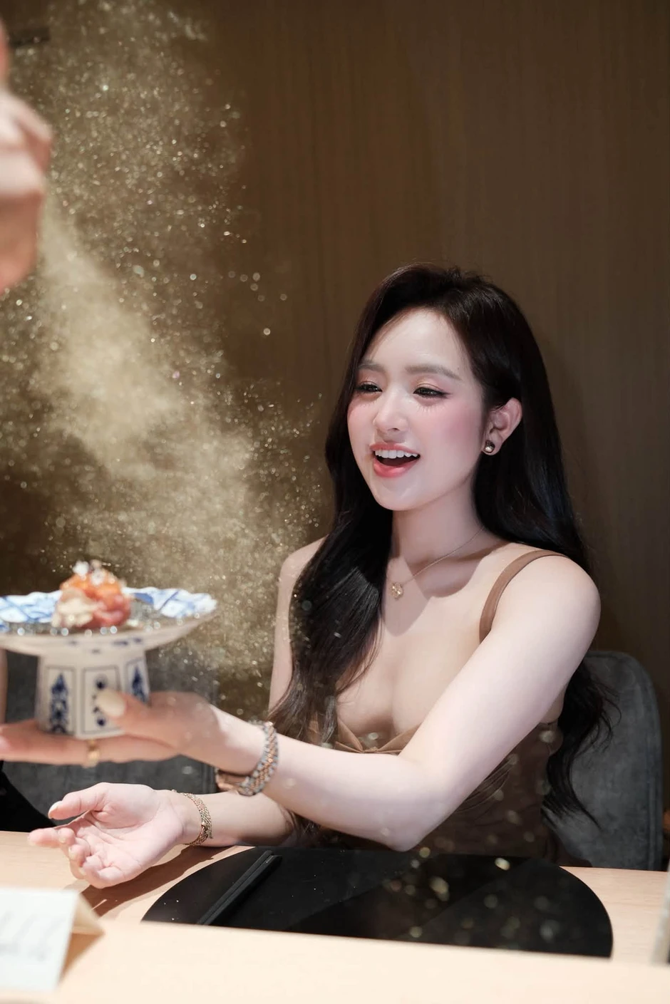 Lê Phương Anh đi ăn Omakase, khoe thần thái sang chảnh quyến rũ