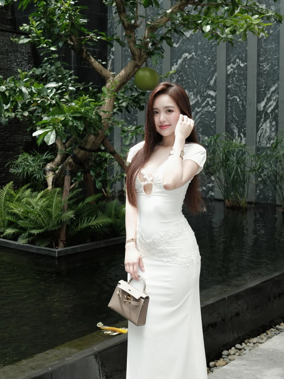 Lê Phương Anh đi ăn Omakase, khoe thần thái sang chảnh quyến rũ