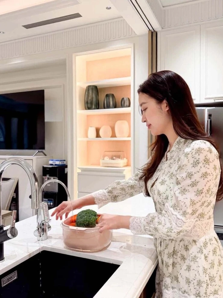 Đỗ Mỹ Linh và ông xã ra ở riêng, cạnh nhà bố mẹ chồng Đỗ Mỹ Linh và ông xã ra ở riêng, cạnh nhà bố mẹ chồng