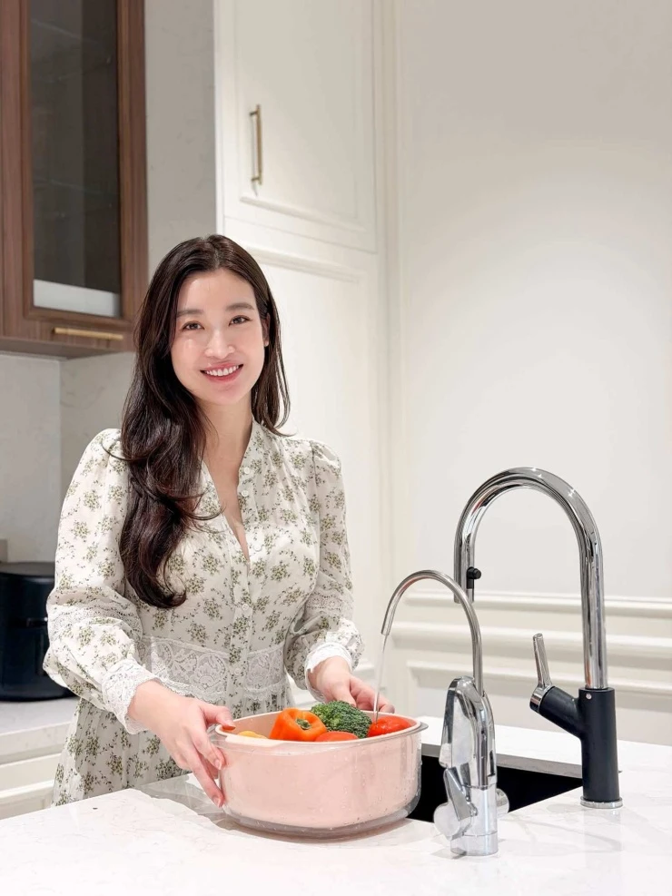 Đỗ Mỹ Linh và ông xã ra ở riêng, cạnh nhà bố mẹ chồng Đỗ Mỹ Linh và ông xã ra ở riêng, cạnh nhà bố mẹ chồng