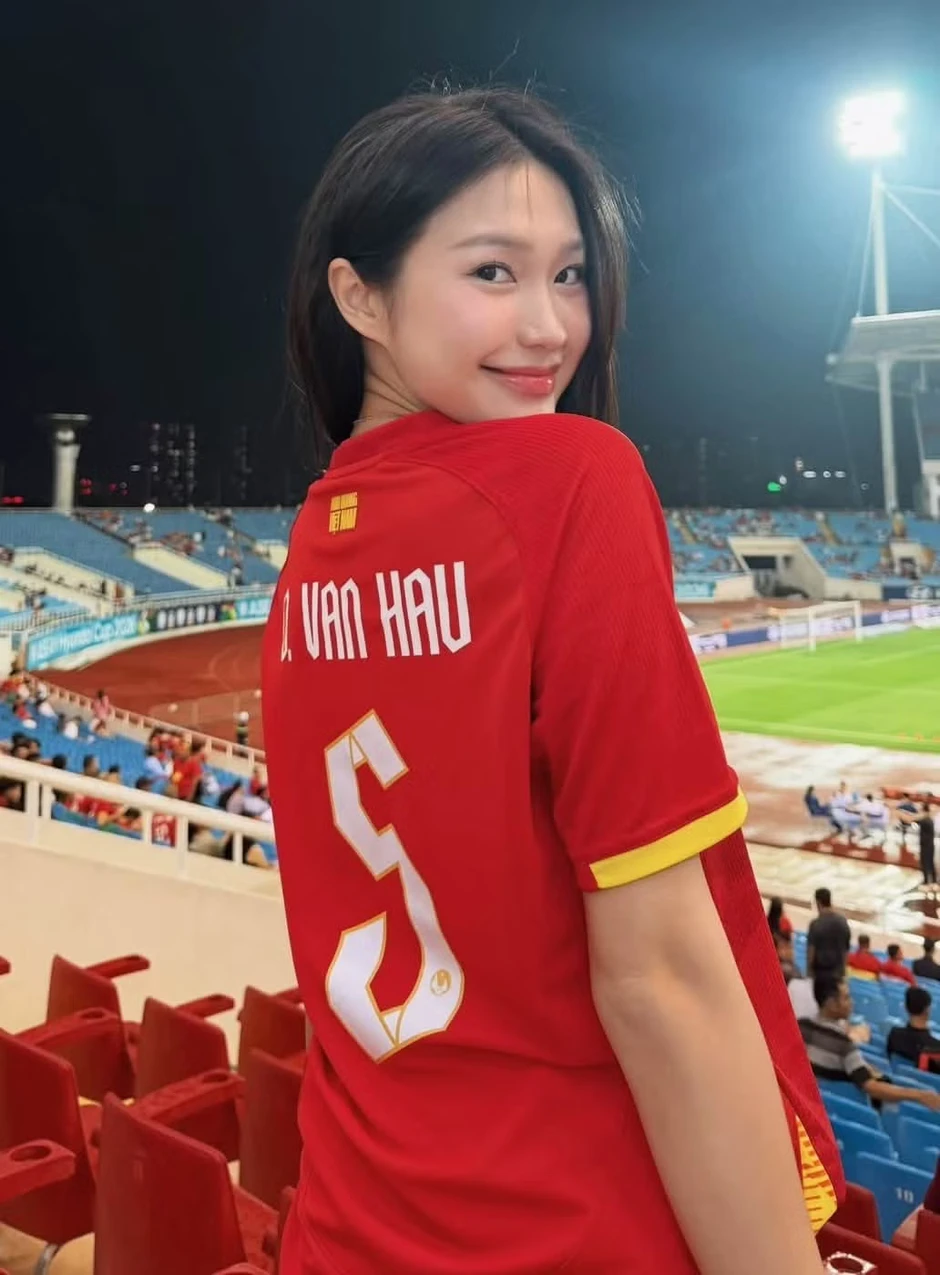 Doãn Hải My đưa con trai đến động viên Đoàn Văn Hậu