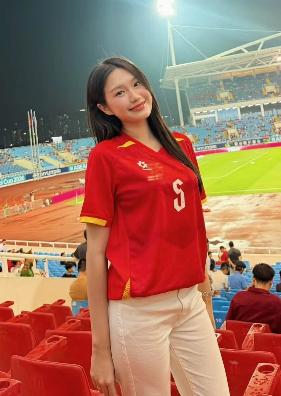Doãn Hải My đưa con trai đến động viên Đoàn Văn Hậu
