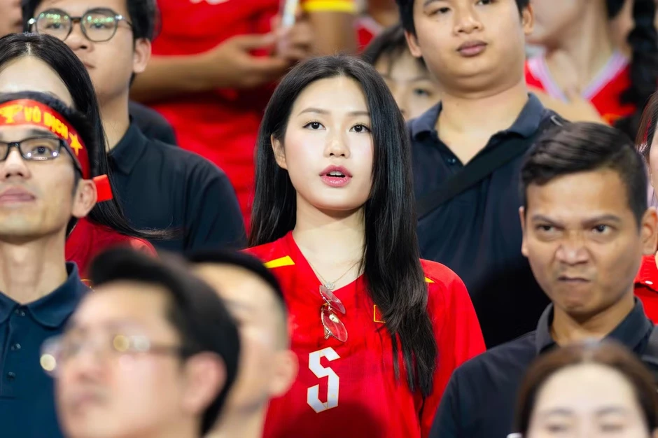 Doãn Hải My đưa con trai đến động viên Đoàn Văn Hậu