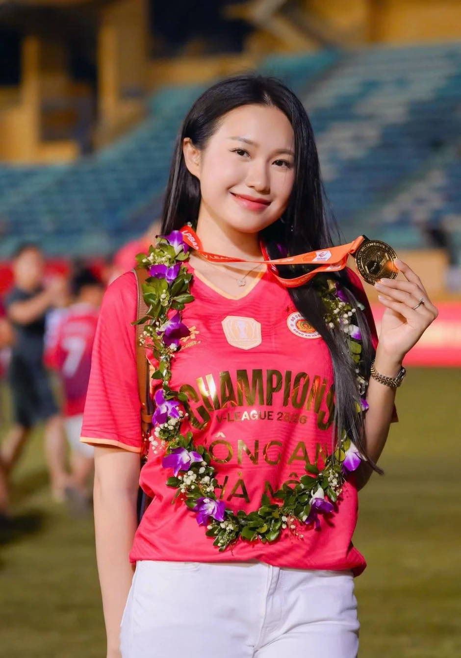 Doãn Hải My đưa con trai đến động viên Đoàn Văn Hậu