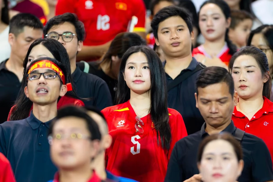 Doãn Hải My đưa con trai đến động viên Đoàn Văn Hậu