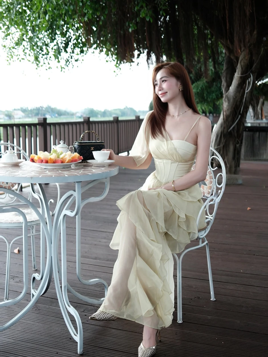 Nữ TikToker Chrissy Hoang khoe vóc dáng quyến rũ đón hè bên hồ bơi Nữ TikToker Chrissy Hoang khoe vóc dáng quyến rũ đón hè bên hồ bơi
