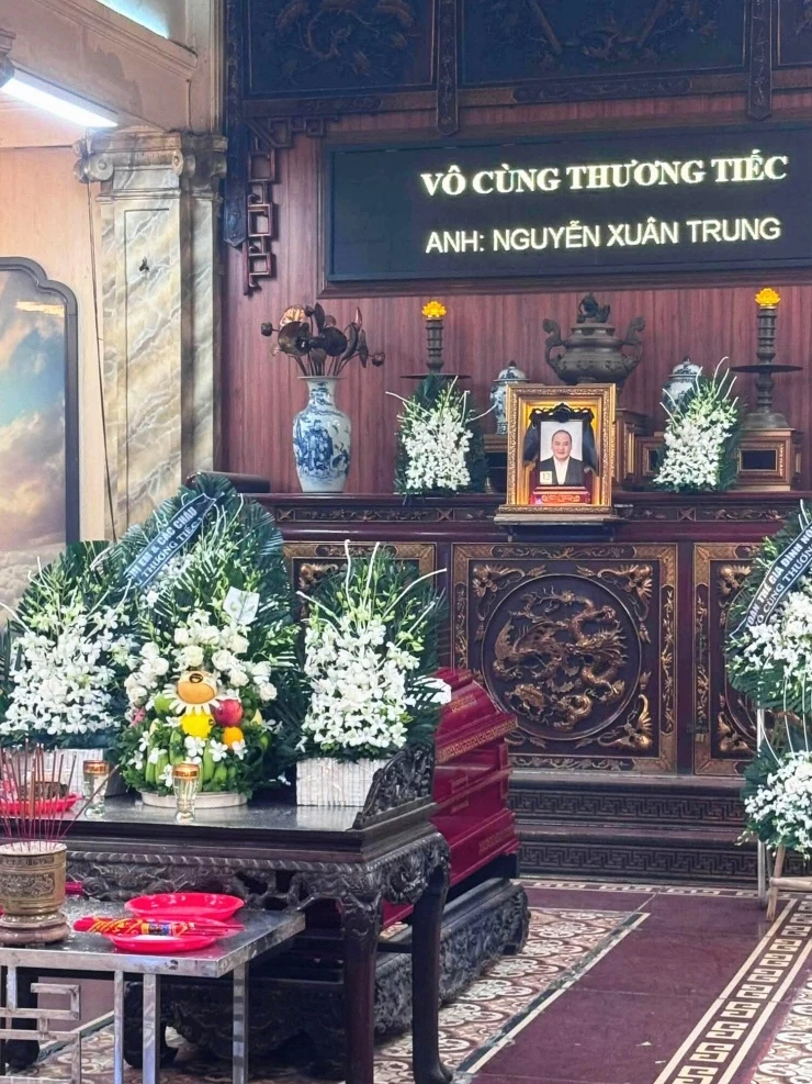Đông đảo học trò đến viếng đám tang ca sĩ Nguyễn Xuân Trung qua đời ở tuổi 48