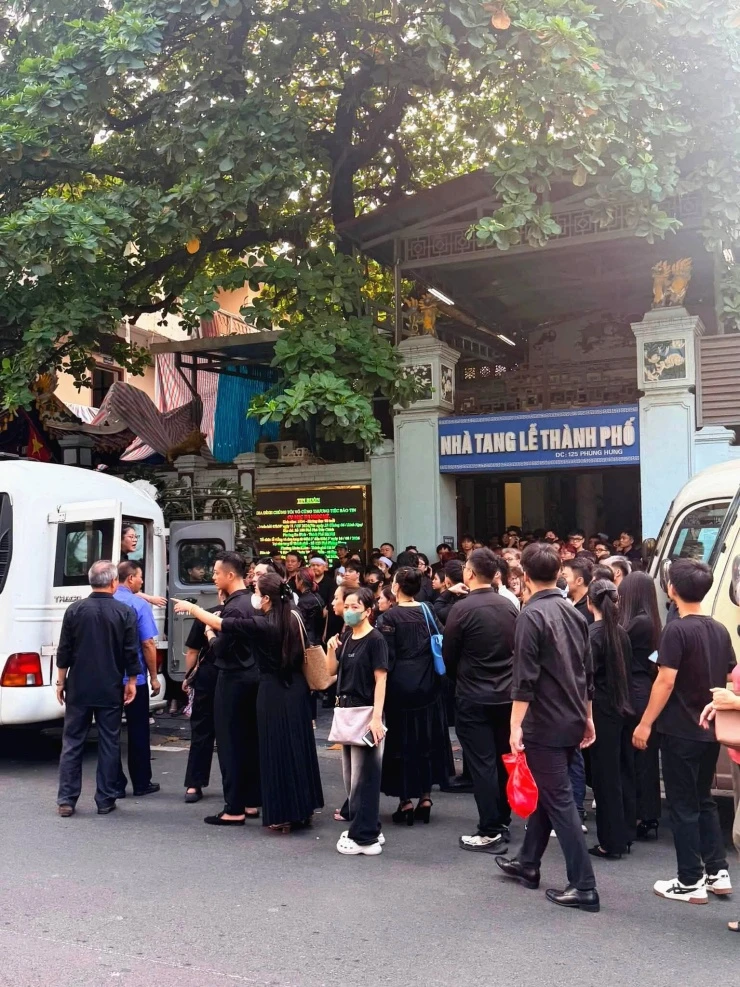 Đông đảo học trò đến viếng đám tang ca sĩ Nguyễn Xuân Trung qua đời ở tuổi 48