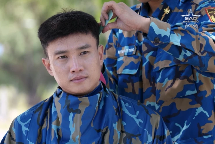 Erik liên tục mắc lỗi, khiến đồng đội bị phạt ở Sao nhập ngũ Erik liên tục mắc lỗi, khiến đồng đội bị phạt ở Sao nhập ngũ