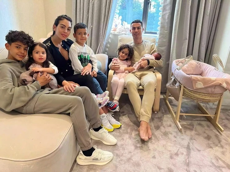 Georgina Rodriguez làm thủ tục nhận nuôi các con riêng của C. Ronaldo Georgina Rodriguez làm thủ tục nhận nuôi các con riêng của C. Ronaldo