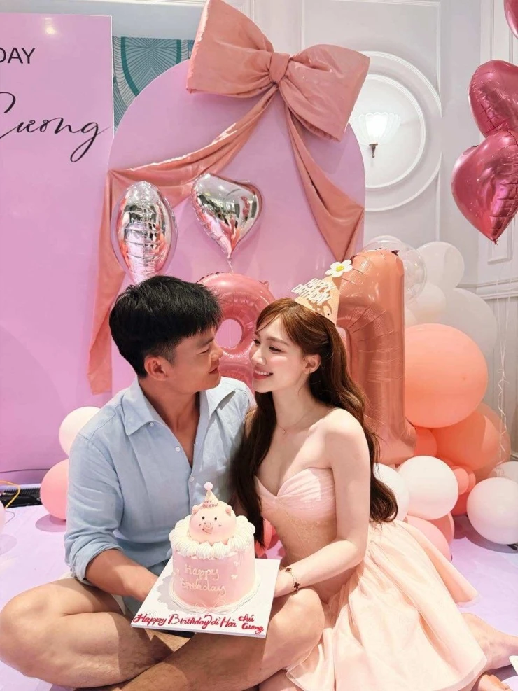 Hòa Minzy nhí nhảnh bên chồng sắp cưới Hòa Minzy nhí nhảnh bên chồng sắp cưới