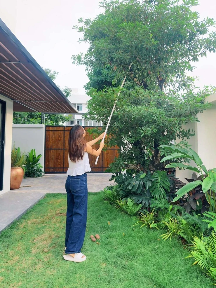 Hoa trái nở rộ trong biệt thự vùng ven của vợ chồng Hoàng Bách Hoa trái nở rộ trong biệt thự vùng ven của vợ chồng Hoàng Bách