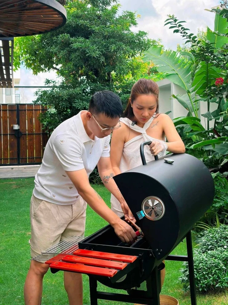 Hoa trái nở rộ trong biệt thự vùng ven của vợ chồng Hoàng Bách Hoa trái nở rộ trong biệt thự vùng ven của vợ chồng Hoàng Bách