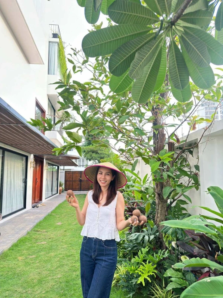 Hoa trái nở rộ trong biệt thự vùng ven của vợ chồng Hoàng Bách Hoa trái nở rộ trong biệt thự vùng ven của vợ chồng Hoàng Bách