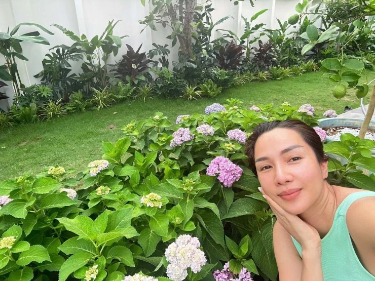 Hoa trái nở rộ trong biệt thự vùng ven của vợ chồng Hoàng Bách Hoa trái nở rộ trong biệt thự vùng ven của vợ chồng Hoàng Bách