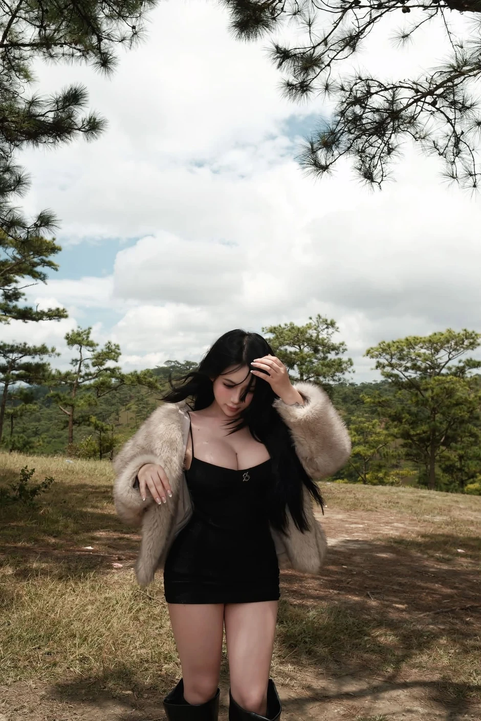 Hot girl Vy Vy khoe vóc dáng với trang phục ôm sát tại Đà Lạt