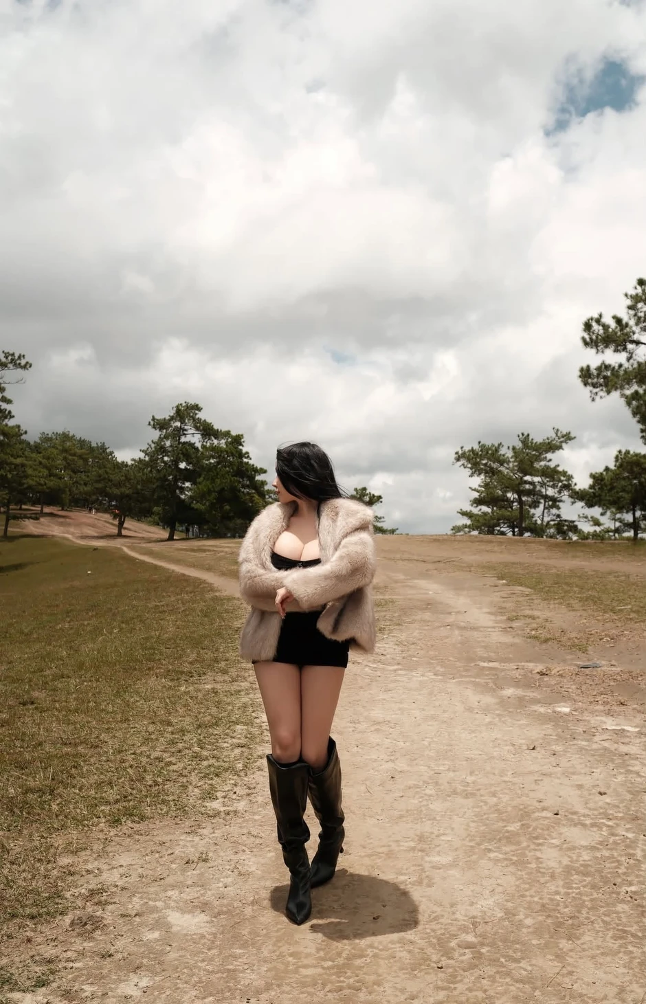 Hot girl Vy Vy diện trang phục nổi bật khi dạo chơi Đà Lạt