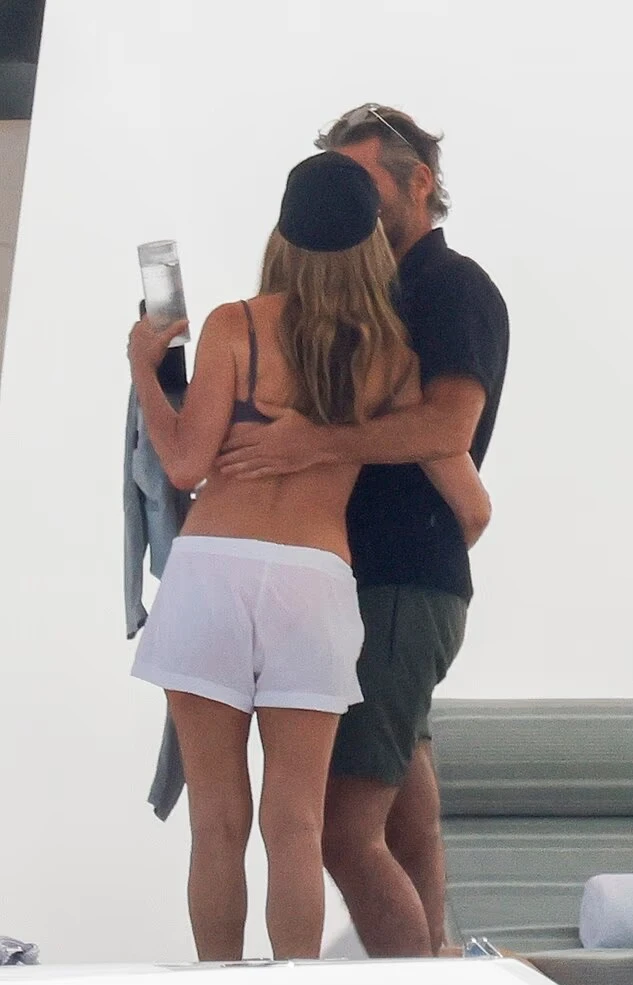 Jennifer Aniston hôn đắm đuối bạn trai trên du thuyền
