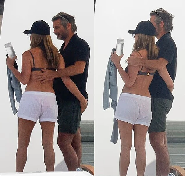 Jennifer Aniston hôn đắm đuối bạn trai trên du thuyền