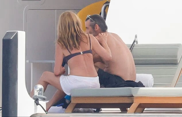 Jennifer Aniston hôn đắm đuối bạn trai trên du thuyền