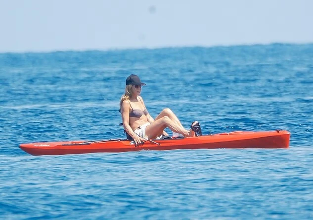 Jennifer Aniston hôn đắm đuối bạn trai trên du thuyền
