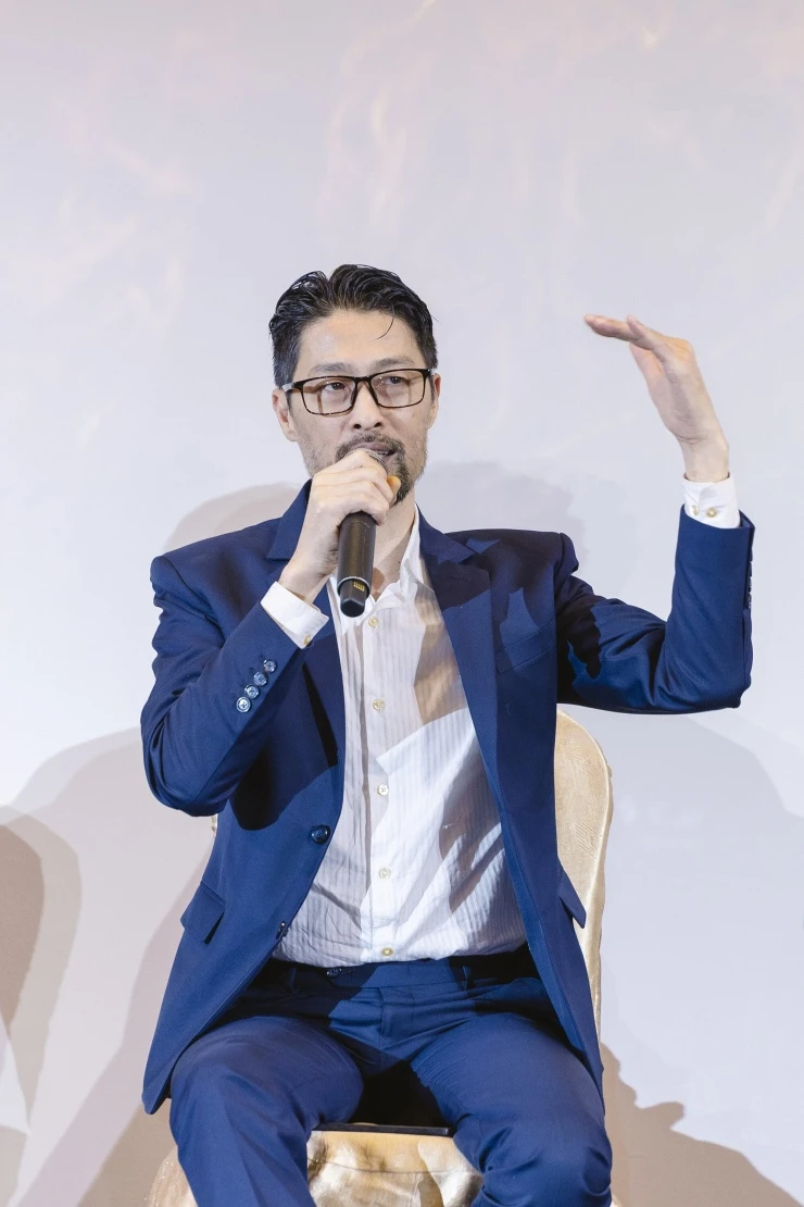 Johnny Trí Nguyễn bảnh bao đi thảm đỏ dưới mưa Johnny Trí Nguyễn bảnh bao đi thảm đỏ dưới mưa