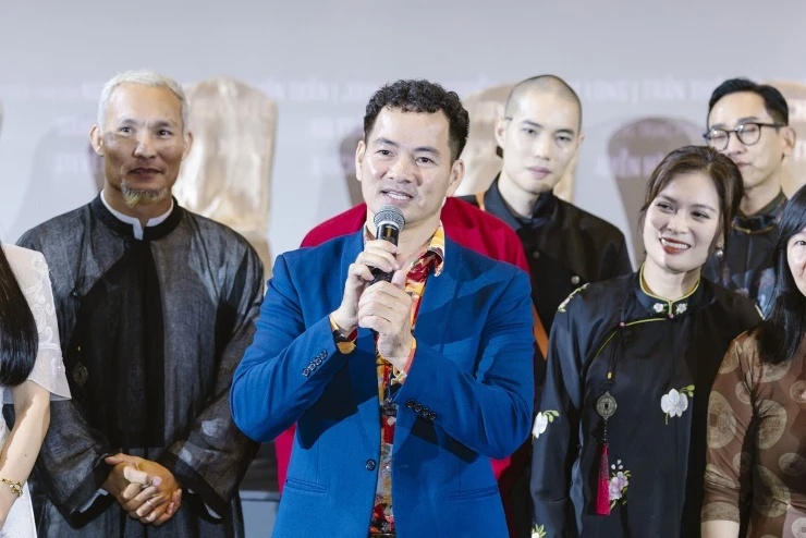 Johnny Trí Nguyễn bảnh bao đi thảm đỏ dưới mưa Johnny Trí Nguyễn bảnh bao đi thảm đỏ dưới mưa