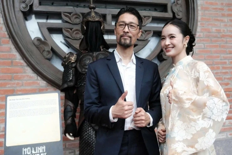 Johnny Trí Nguyễn bảnh bao đi thảm đỏ dưới mưa Johnny Trí Nguyễn bảnh bao đi thảm đỏ dưới mưa