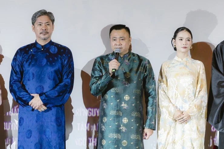 Johnny Trí Nguyễn bảnh bao đi thảm đỏ dưới mưa Johnny Trí Nguyễn bảnh bao đi thảm đỏ dưới mưa